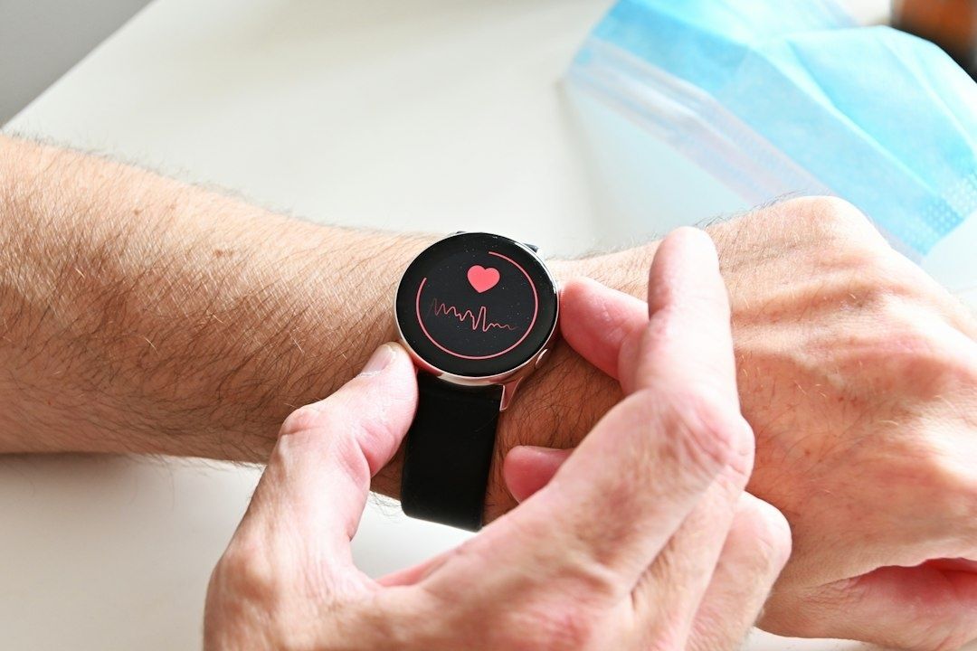 Montre connectée affichant un symbole cardiaque au poignet